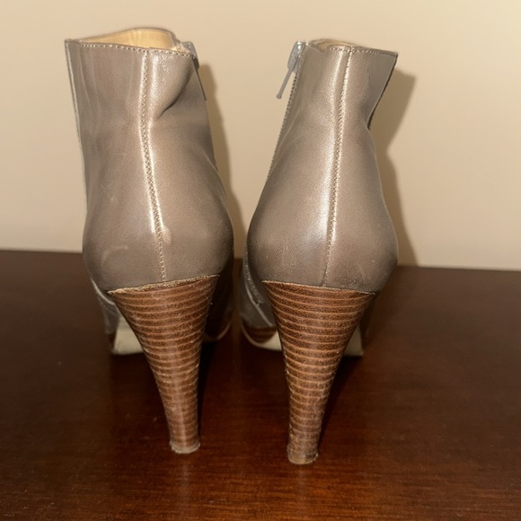 Nine West leather heeled booties size 8M - Picture 3 of 3